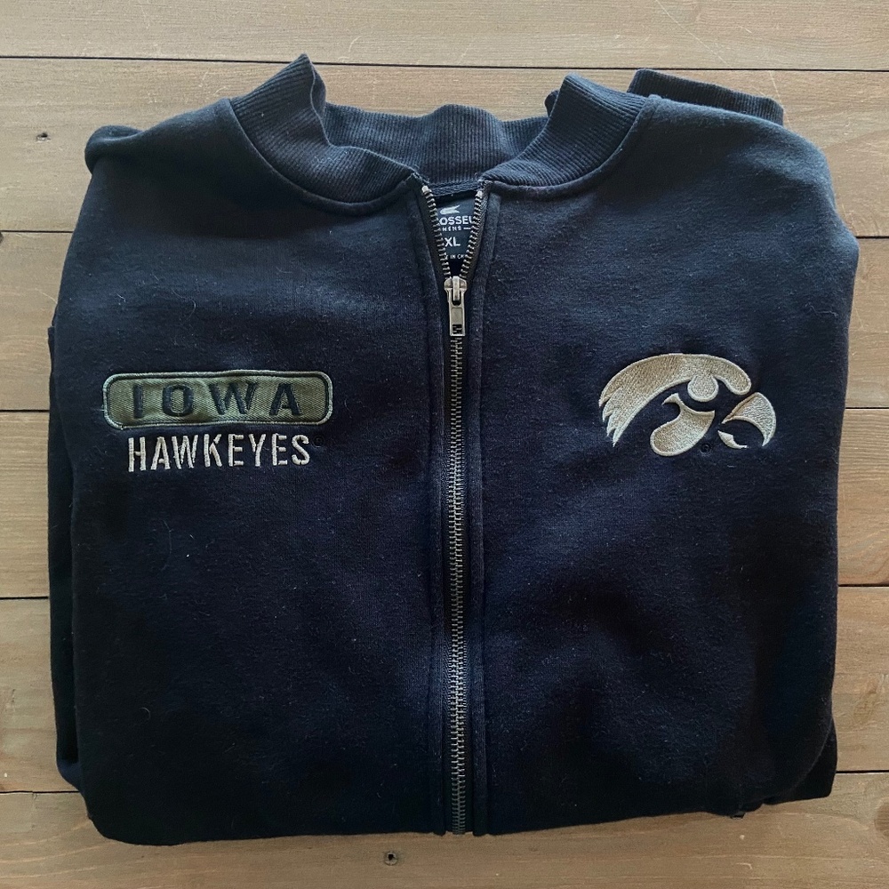 Men’s Colosseum Hawkeye jacket (XL)